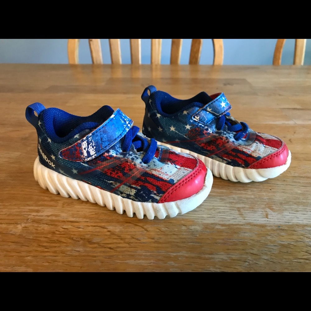 Boys Reebok tennis shoes Size 5